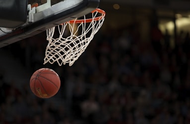 篮球赛事直播截图 - NBA比赛中球员投篮的精彩时刻